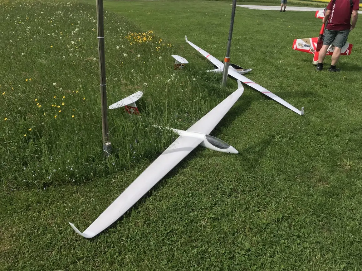 Erfahrener Modellpilot unterstützt einen Einsteiger beim Start eines RC Seglers