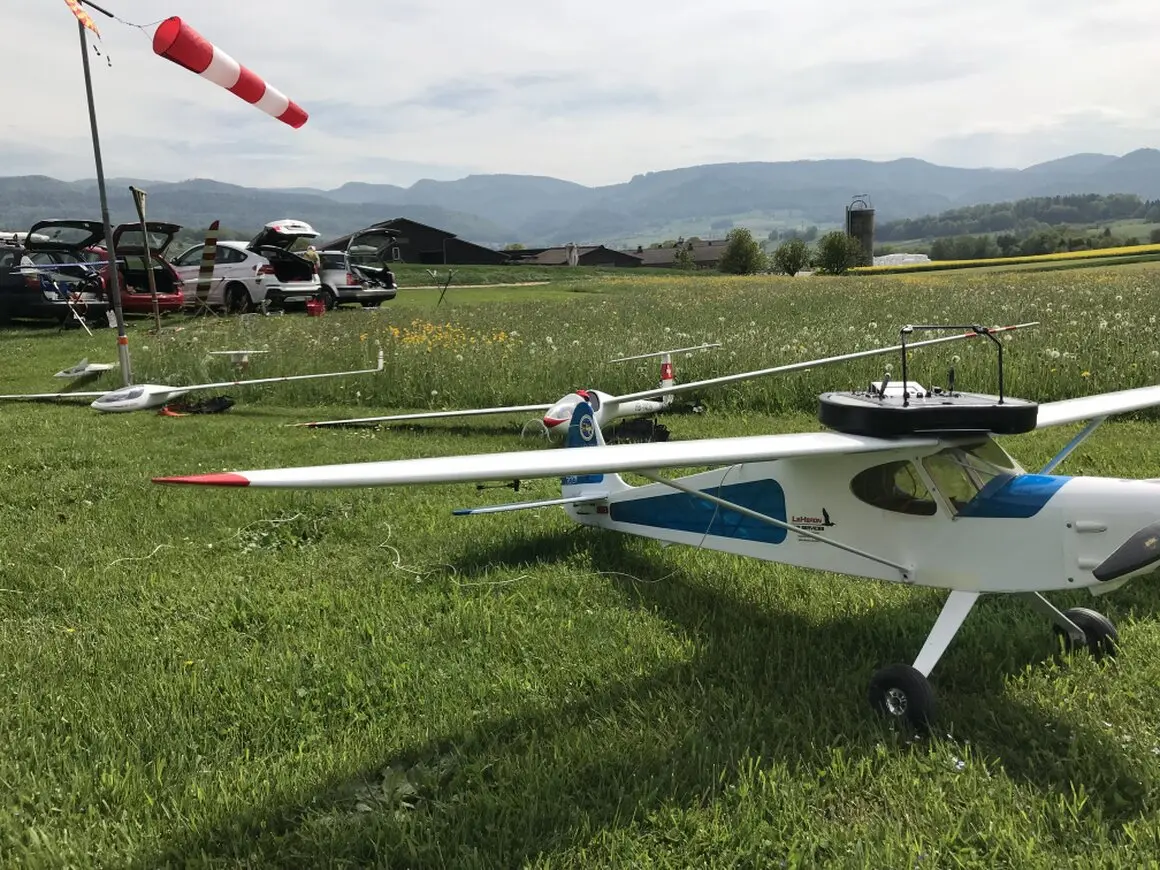 RC Segelflugmodell in der Werkstatt auf der Werkbank beim Bau